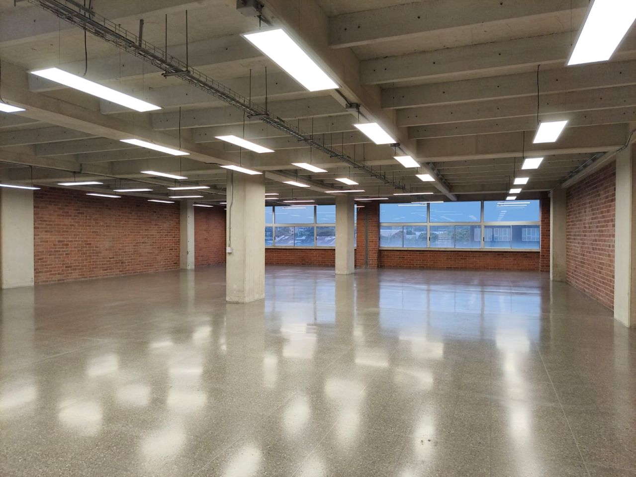 Oficina en arriendo Antioquia Medellín Santa Fe 462 m2 Habitaciones 0 Baños 2 Garajes 2 Precio $37673270