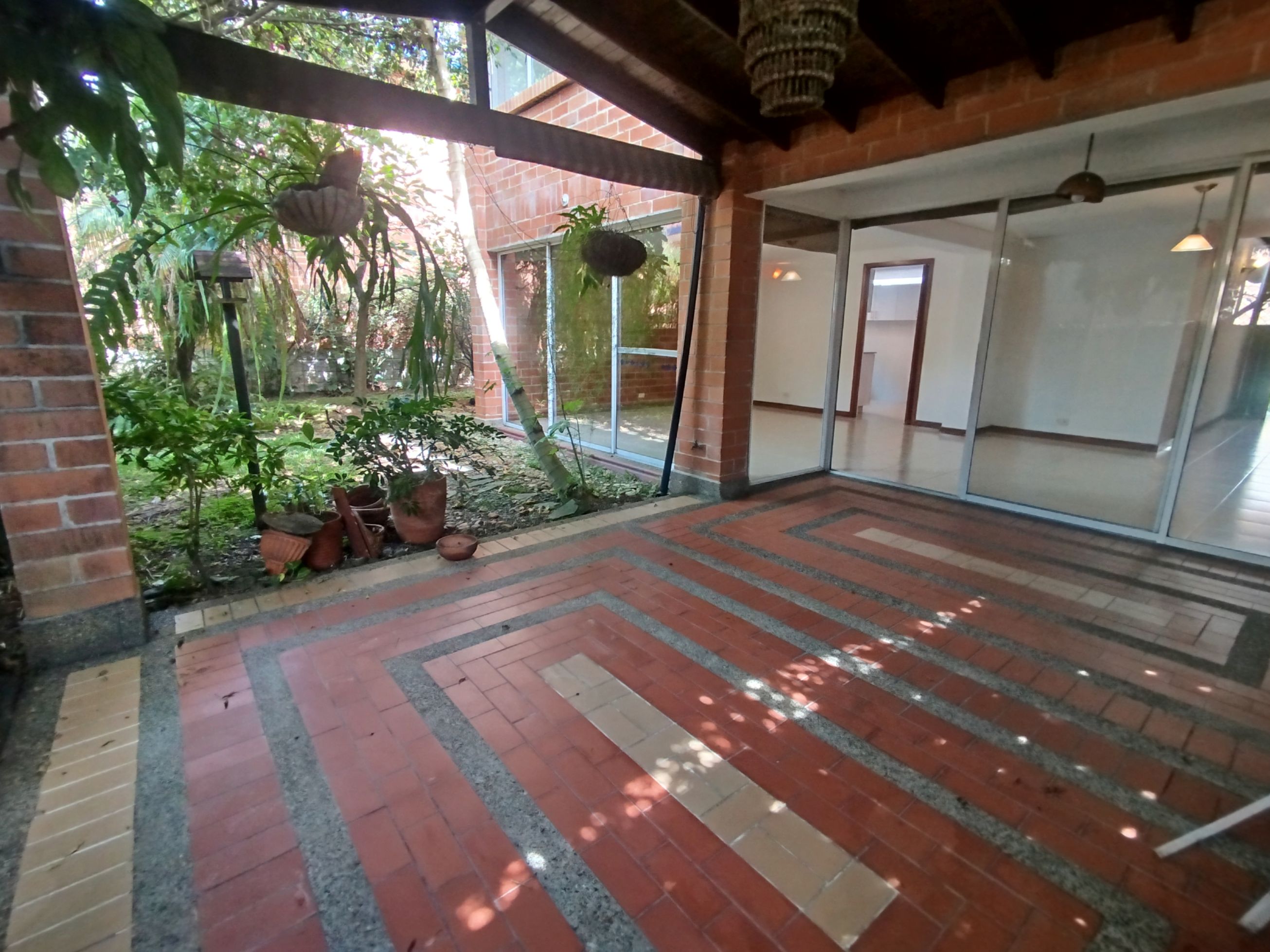 Casa en arriendo Antioquia Itagüí Ditaires 220 m2 Habitaciones 4 Baños 4 Garajes 0 Precio $6500000