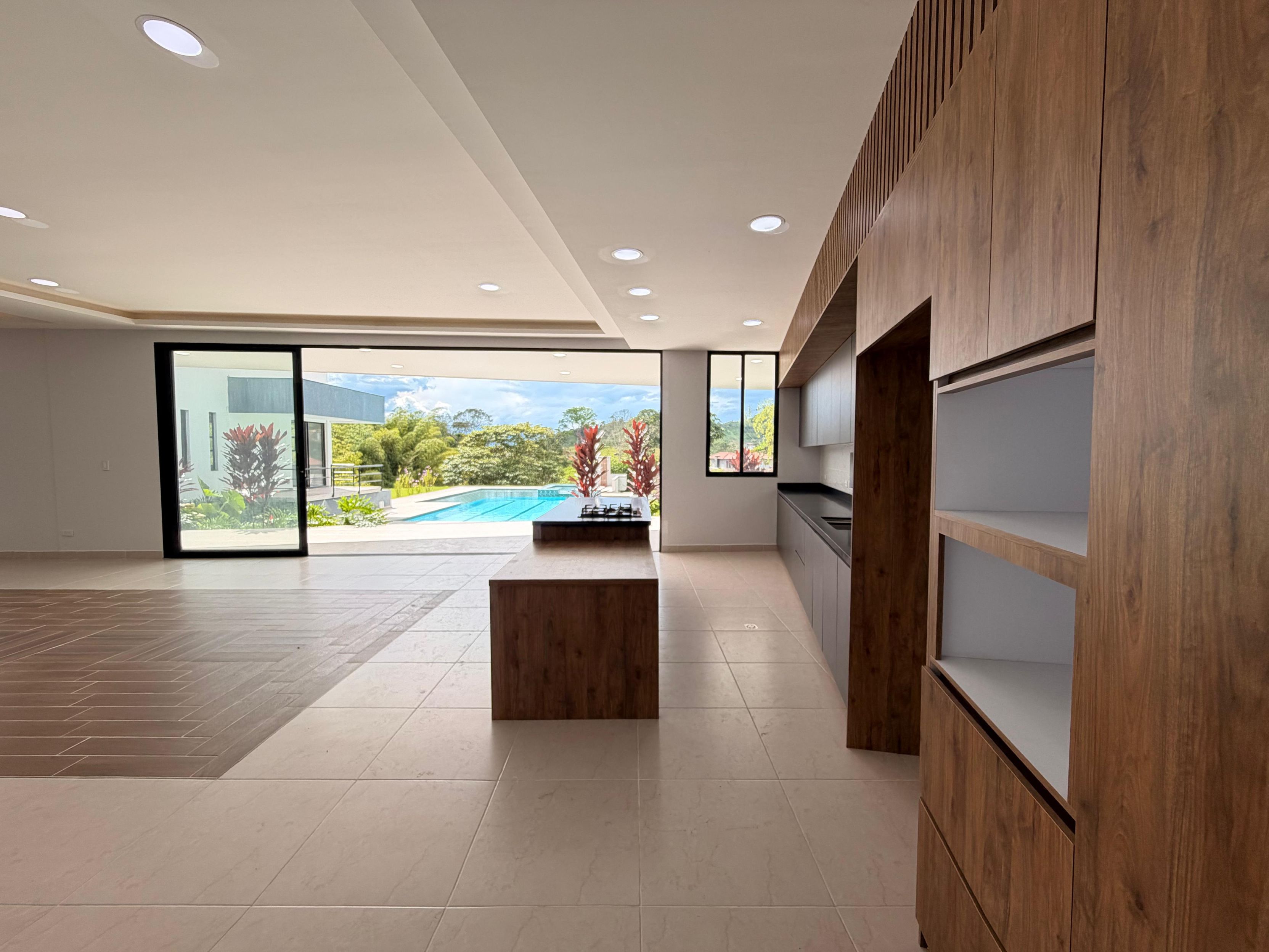 Casa en arriendo o venta Risaralda Pereira Pereira 400 m2 Habitaciones 3 Baños 4 Garajes 5 Precio venta $2300000000 Precio arriendo $11920000