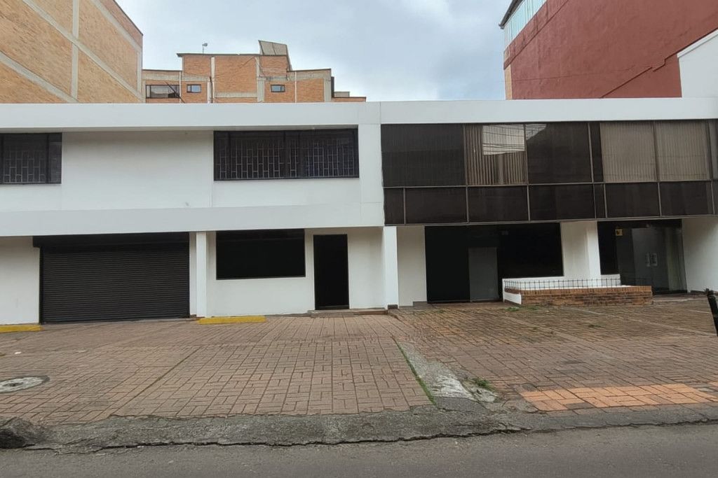 Casa en arriendo Cundinamarca Bogotá Lago Gaitan 580 m2 Habitaciones 8 Baños 3 Garajes 2 Precio $17000000