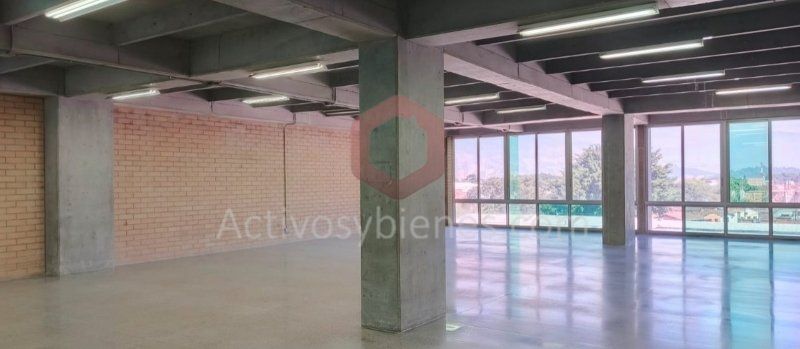 Oficina en arriendo Antioquia Medellín La Mota 350 m2 Habitaciones 0 Baños 3 Garajes 2 Precio $21200000