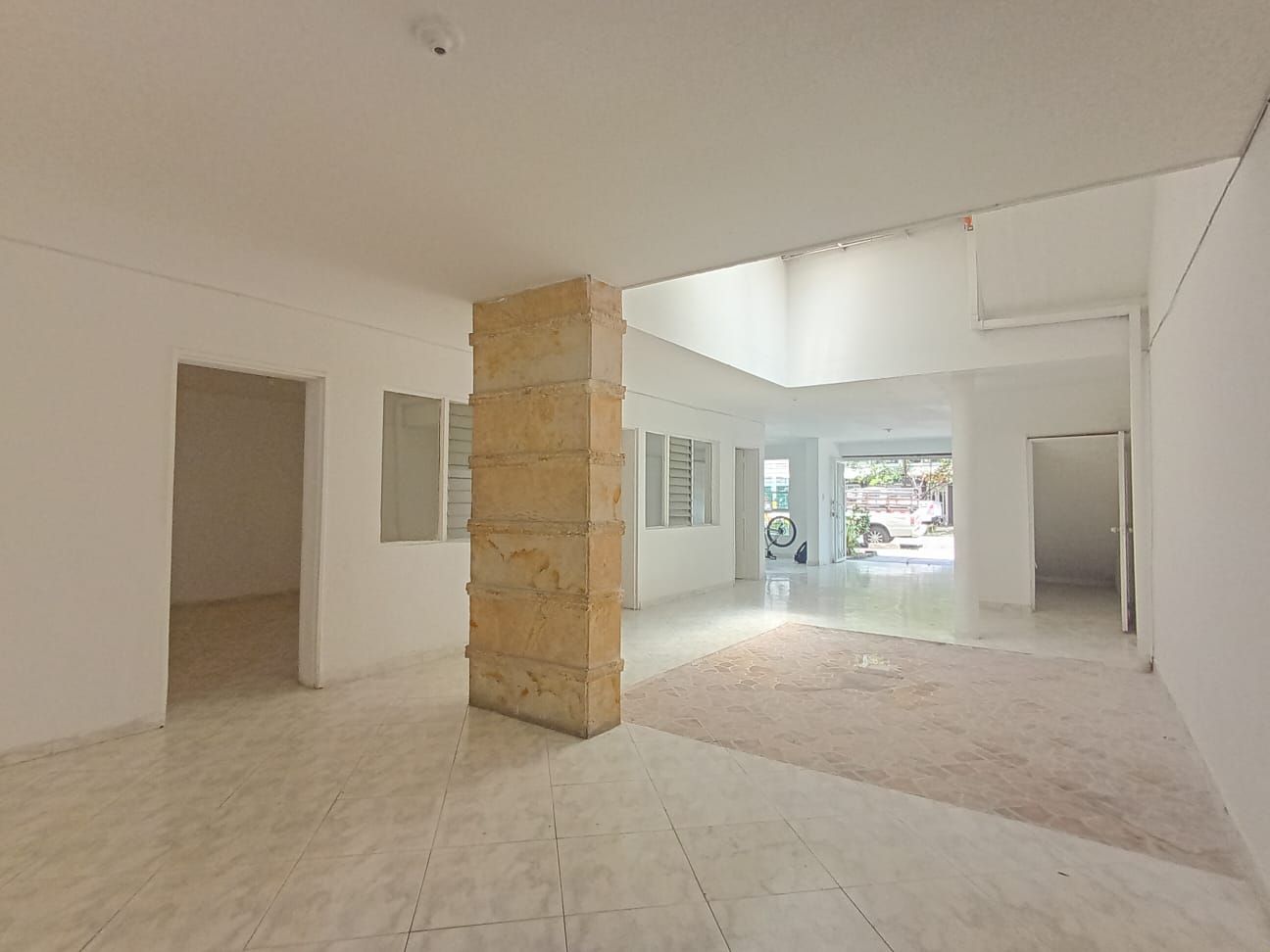 Oficina en arriendo o venta Antioquia Medellín San Joaquin 230 m2 Habitaciones 0 Baños 0 Garajes 1 Precio venta $1530000000 Precio arriendo $6500000