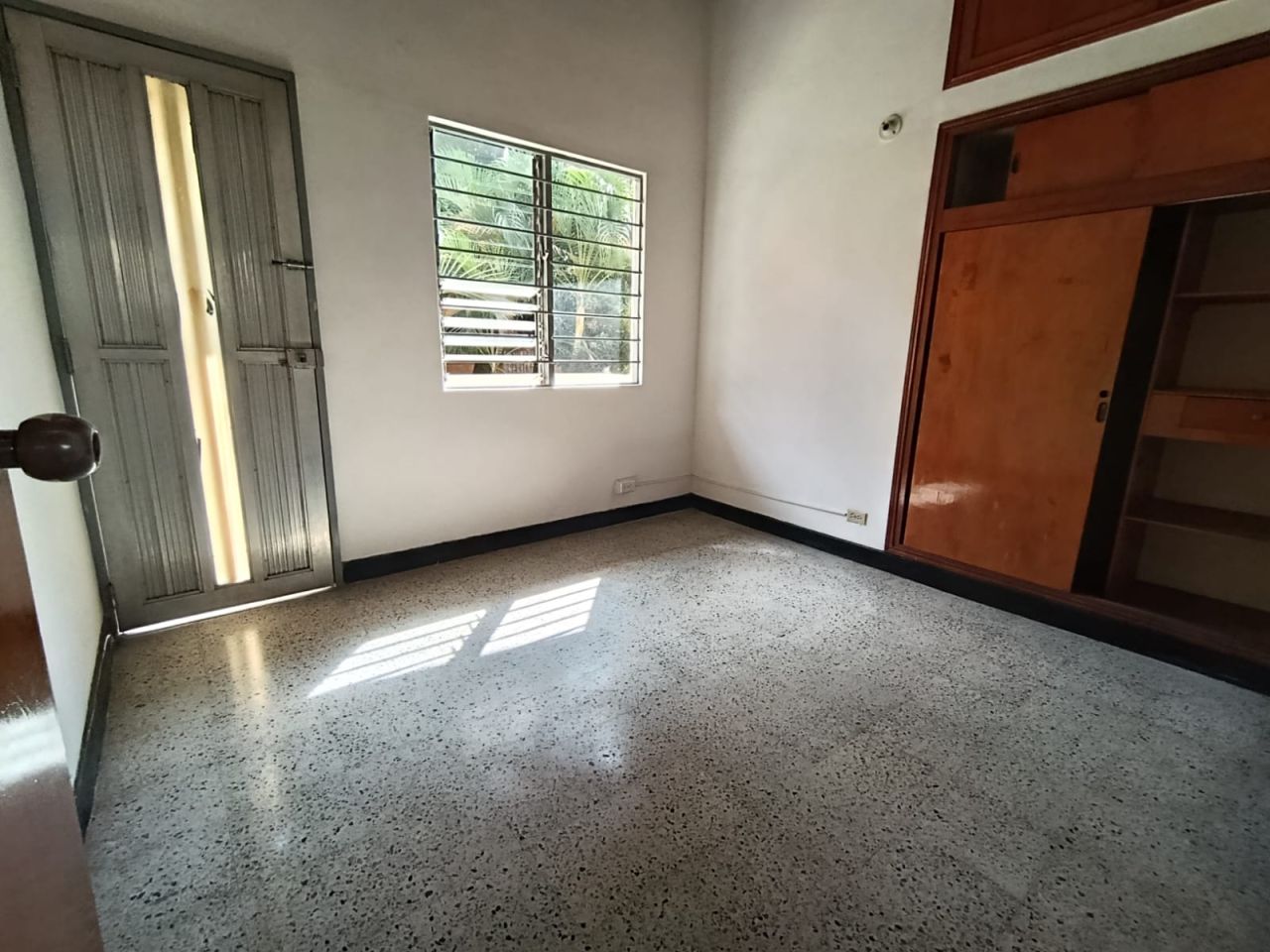 Casa en arriendo Antioquia Medellín Miravalle 245 m2 Habitaciones 5 Baños 4 Garajes 2 Precio $4100000