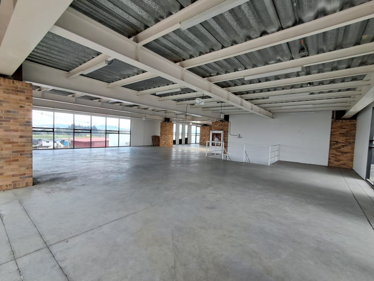 Oficina en arriendo Cundinamarca Mosquera Mosquera 2096 m2 Habitaciones 0 Baños 4 Garajes 0 Precio $52400000