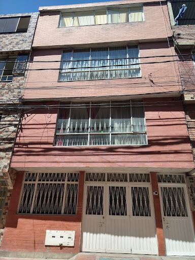 Casa en venta Cundinamarca Bogotá Gran Britalia 223 m2 Habitaciones 8 Baños 4 Garajes 1 Precio $680000000
