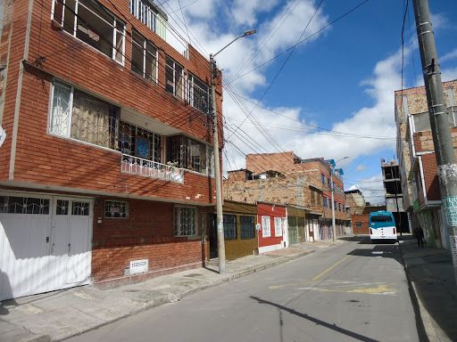 Casa en venta Cundinamarca Bogotá Super Manzana 8 300 m2 Habitaciones 12 Baños 4 Garajes 1 Precio $650000000