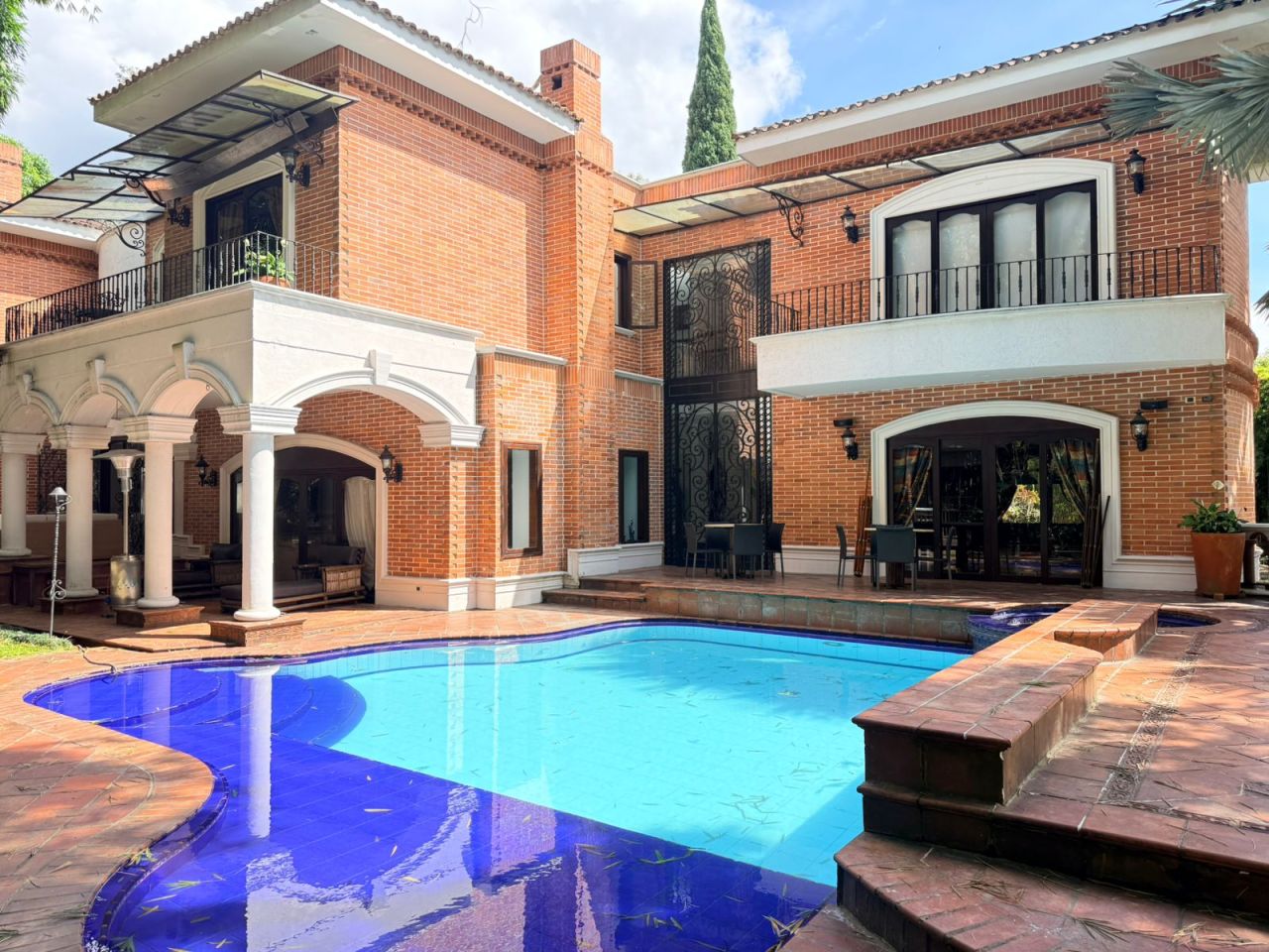 Casa en arriendo Antioquia Envigado Asd 950 m2 Habitaciones 4 Baños 6 Garajes 6 Precio $31000000