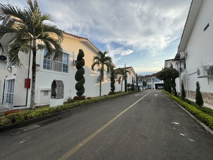 Casa en arriendo Valle Del Cauca Cali Ciudadela Pasoancho 240 m2 Habitaciones 5 Baños 5 Garajes 2 Precio $4900000