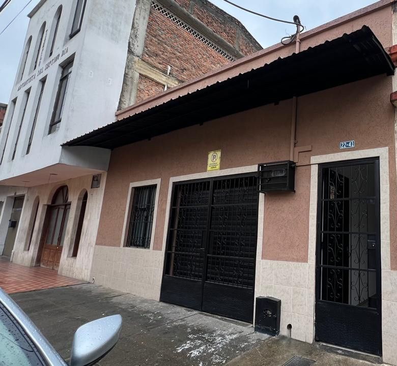 Casa en arriendo Valle Del Cauca Cali Bretaña 240 m2 Habitaciones 5 Baños 2 Garajes 0 Precio $4500000