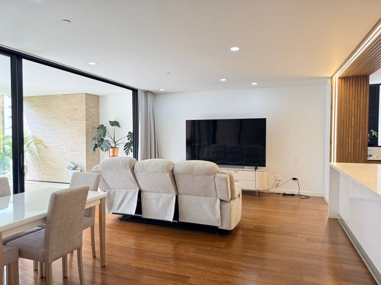Apartamento en arriendo Antioquia Medellín El Diamante 198 m2 Habitaciones 3 Baños 4 Garajes 2 Precio $13850000