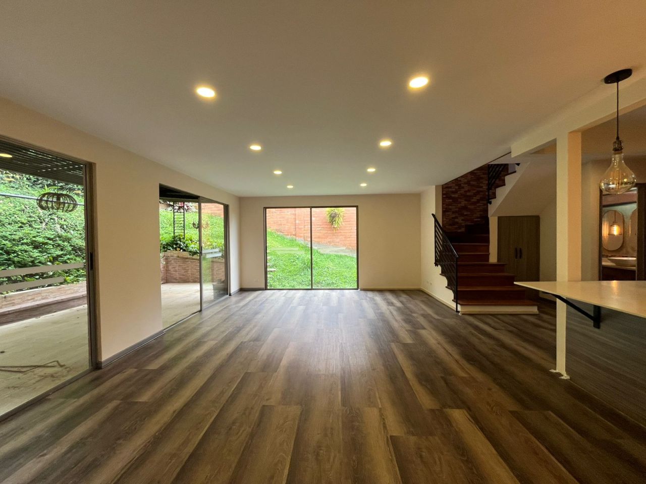 Casa en arriendo o venta Antioquia Envigado Loma Del Atravesado 250 m2 Habitaciones 4 Baños 5 Garajes 4 Precio venta $1670000000 Precio arriendo $12300000
