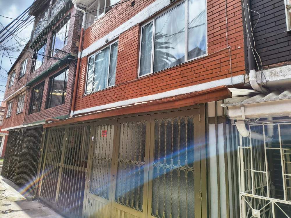 Casa en venta Cundinamarca Bogotá La Primavera 230 m2 Habitaciones 6 Baños 4 Garajes 1 Precio $580000000
