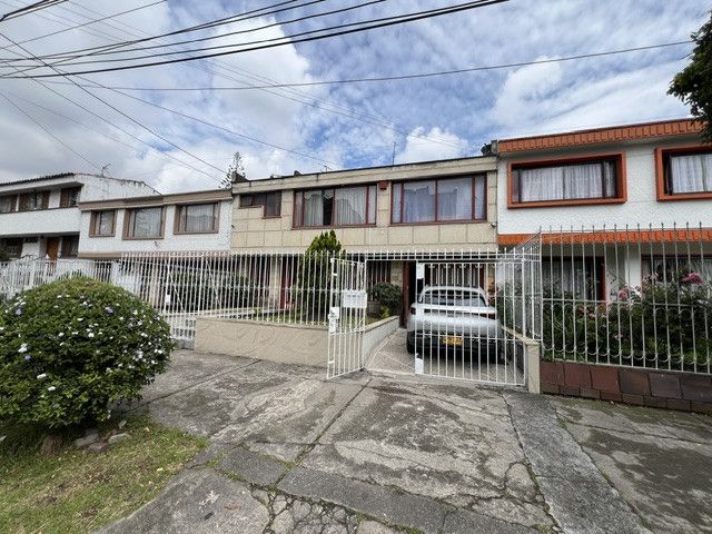 Casa en venta Cundinamarca Bogotá El Salitre 350 m2 Habitaciones 5 Baños 4 Garajes 2 Precio $1400000000