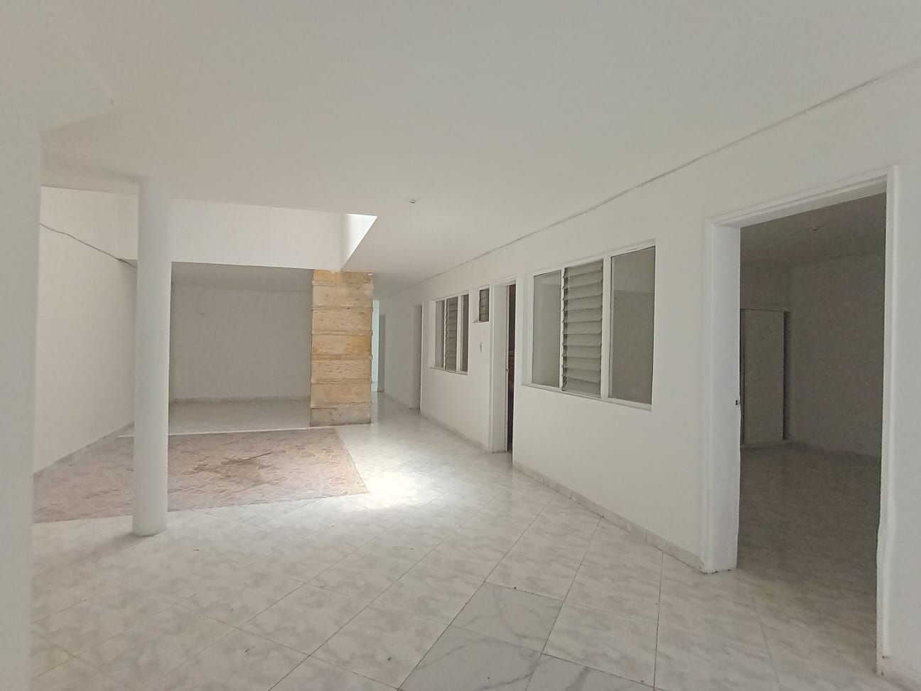 Oficina en arriendo o venta Antioquia Medellín San Joaquin 230 m2 Habitaciones 0 Baños 2 Garajes 1 Precio venta $1530000000 Precio arriendo $6500000