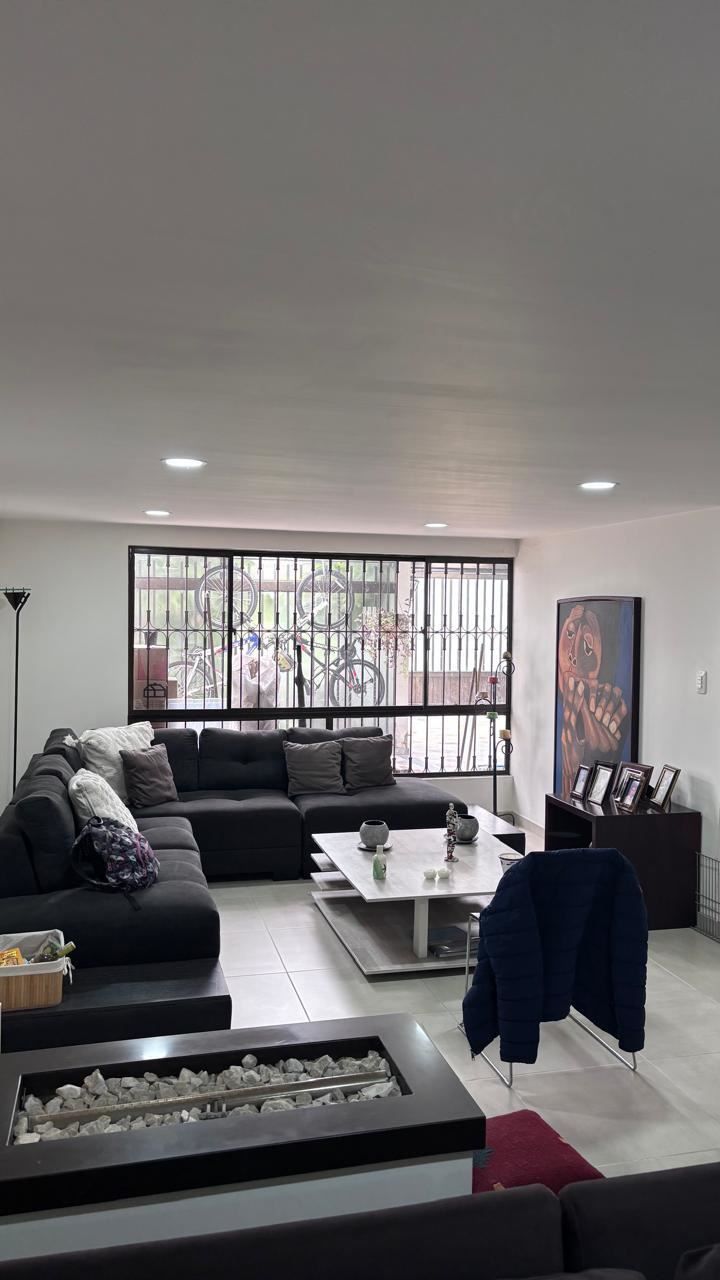 Casa en venta Cundinamarca Bogotá La Estrada 303 m2 Habitaciones 4 Baños 3 Garajes 3 Precio $1290000000
