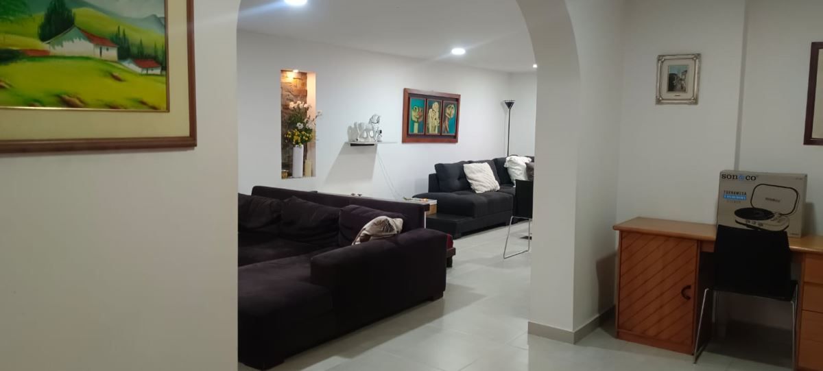 Casa en venta Cundinamarca Bogotá La Estrada 303 m2 Habitaciones 3 Baños 3 Garajes 3 Precio $1290000000