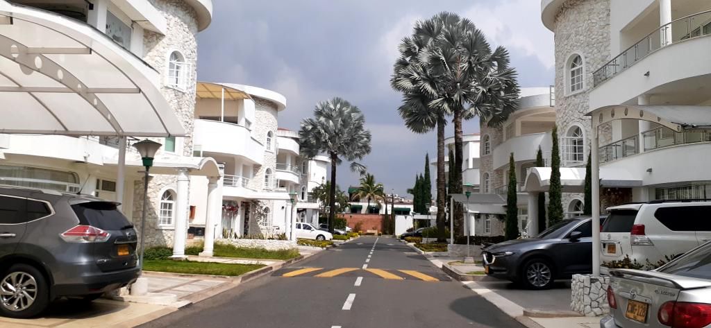 Casa en venta Valle Del Cauca Cali Prados Del Limonar 440 m2 Habitaciones 8 Baños 8 Garajes 6 Precio $1300000000