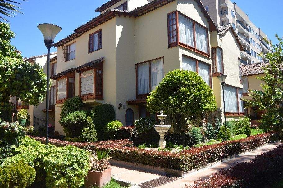 Casa en venta Cundinamarca Bogotá Ub Santa Coloma 200 m2 Habitaciones 3 Baños 4 Garajes 2 Precio $1300000000