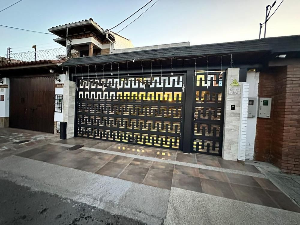 Casa en venta Cundinamarca Bogotá La Esmeralda 260 m2 Habitaciones 4 Baños 4 Garajes 3 Precio $1340000000