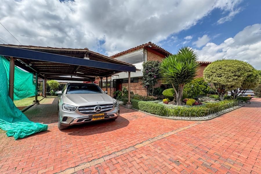 Casa en venta Cundinamarca Bogotá San José De Bavaria 221 m2 Habitaciones 3 Baños 5 Garajes 5 Precio $1670000000