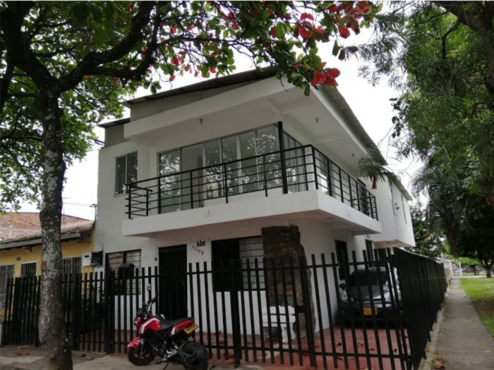 Casa en arriendo Valle Del Cauca Cali Industrial 105 m2 Habitaciones 3 Baños 3 Garajes 2 Precio $1350000