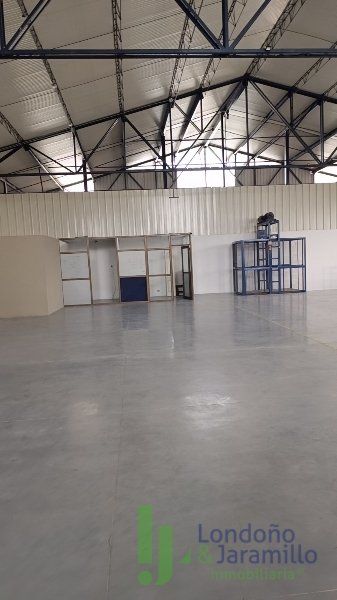 Bodega en arriendo Antioquia Itagüí La Esmeralda 1000 m2 Habitaciones 0 Baños 6 Garajes 2 Precio $30000000