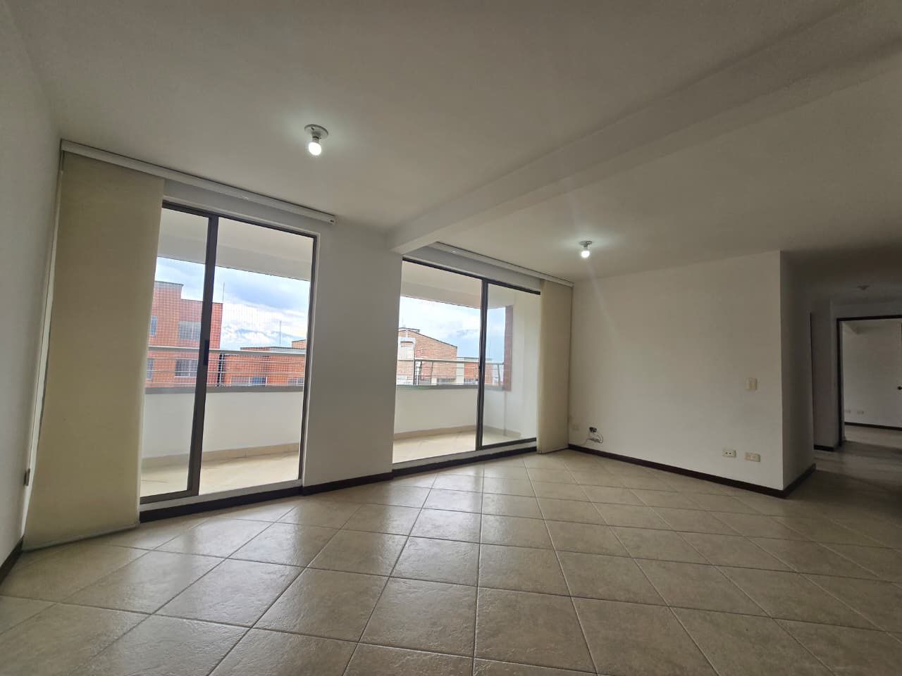 Apartamento en arriendo Antioquia Medellín Loma De Los Bernal 100 m2 Habitaciones 3 Baños 2 Garajes 2 Precio $4800000