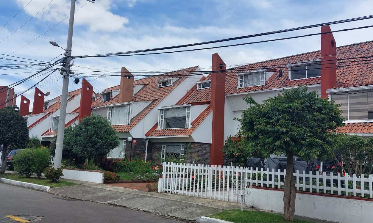 Casa en venta Cundinamarca Bogotá Prado Veraniego Norte 190 m2 Habitaciones 4 Baños 4 Garajes 2 Precio $1200000000