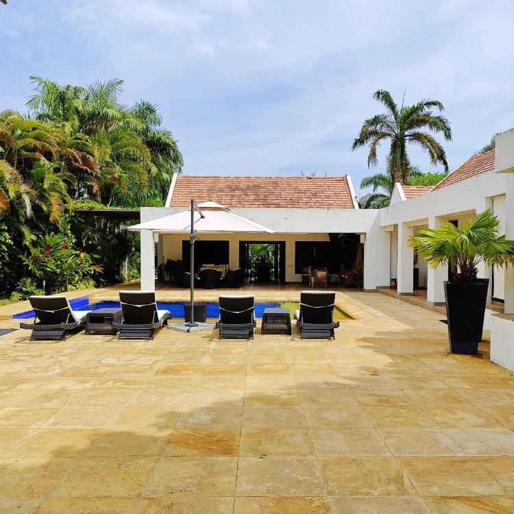 Casa en venta Cundinamarca Ricaurte Cn Versalles 280 m2 Habitaciones 4 Baños 5 Garajes 6 Precio $1500000000