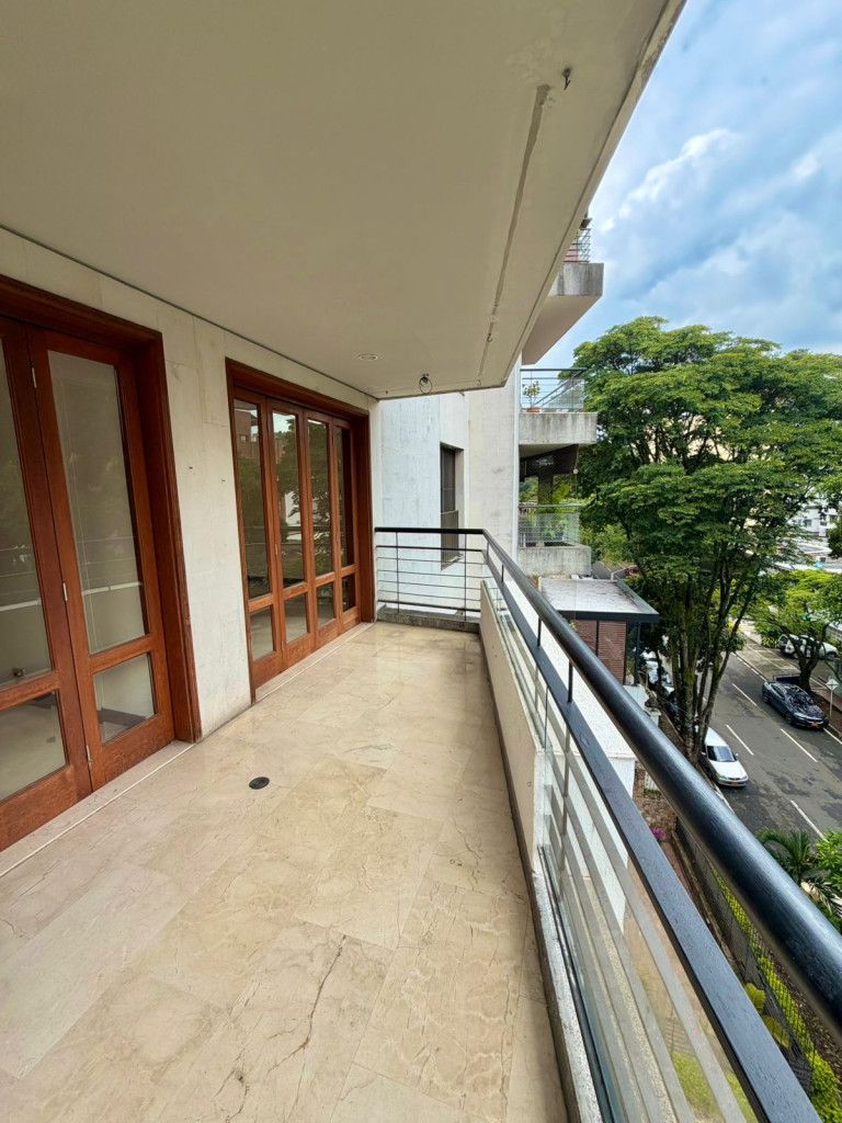 Apartamento en arriendo Valle Del Cauca Cali El Hoyo 173 m2 Habitaciones 3 Baños 3 Garajes 2 Precio $5500000