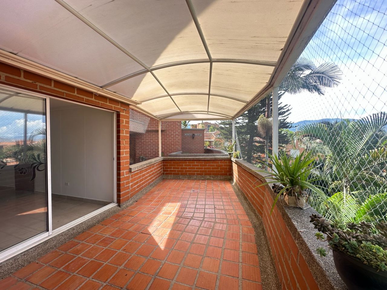 Casa en venta Antioquia Medellín Loma De Los Bernal 130 m2 Habitaciones 4 Baños 4 Garajes 2 Precio $950000000
