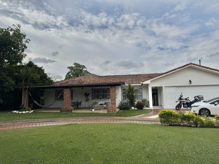 Casa en arriendo Valle Del Cauca Cali Nn 200 m2 Habitaciones 4 Baños 4 Garajes 2 Precio $6800000
