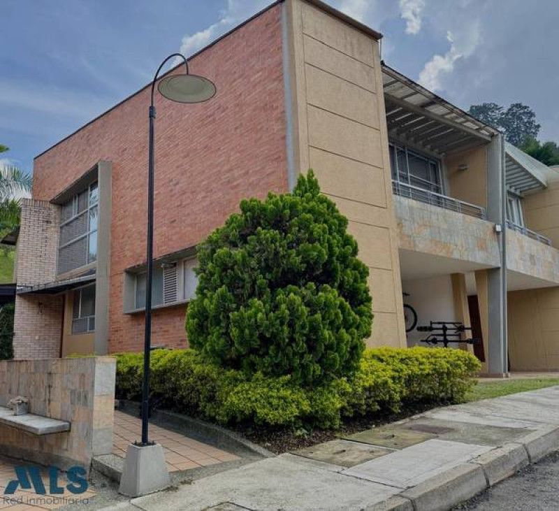 Casa en venta Antioquia Medellín Colon 220 m2 Habitaciones 3 Baños 3 Garajes 2 Precio $1800000000