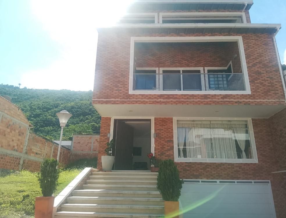 Casa en venta Santander San Gil Ub Jose Antonio Galan Et Ii 703 m2 Habitaciones 3 Baños 3 Garajes 4 Precio $2050000000