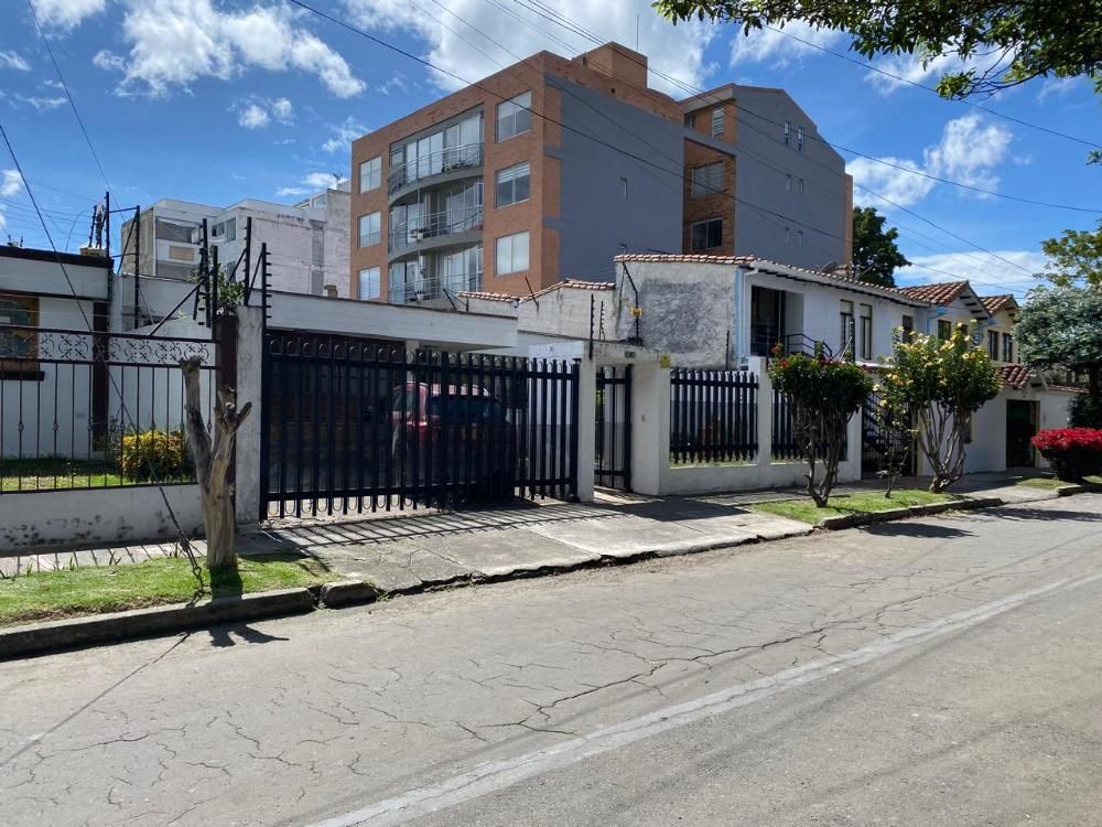 Casa en venta Cundinamarca Bogotá Los Cedros 405 m2 Habitaciones 4 Baños 3 Garajes 2 Precio $2500000000