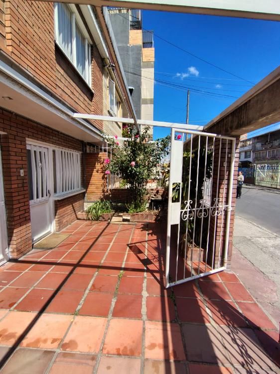 Casa en venta Cundinamarca Bogotá San Joaquín 250 m2 Habitaciones 6 Baños 3 Garajes 1 Precio $610000000