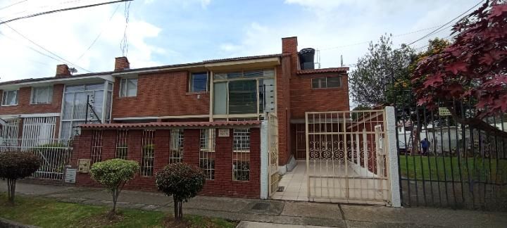 Casa en venta Cundinamarca Bogotá Julio Flórez 183 m2 Habitaciones 4 Baños 3 Garajes 2 Precio $850000000