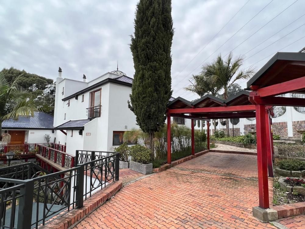Casa en venta Cundinamarca Bogotá Escuela De Carabineros 246 m2 Habitaciones 3 Baños 5 Garajes 3 Precio $1200000000