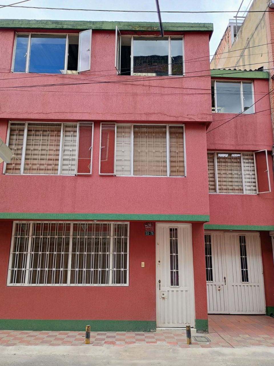 Casa en venta Cundinamarca Bogotá Los Álamos 177 m2 Habitaciones 3 Baños 2 Garajes 1 Precio $498000000