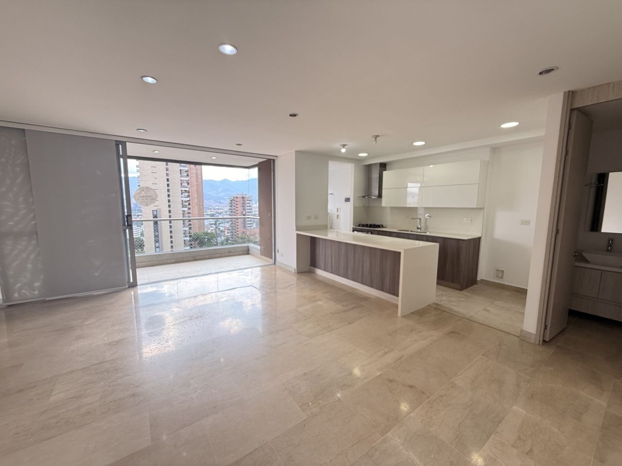Apartamento en arriendo Antioquia Medellín La Linde 120 m2 Habitaciones 3 Baños 4 Garajes 2 Precio $7000000