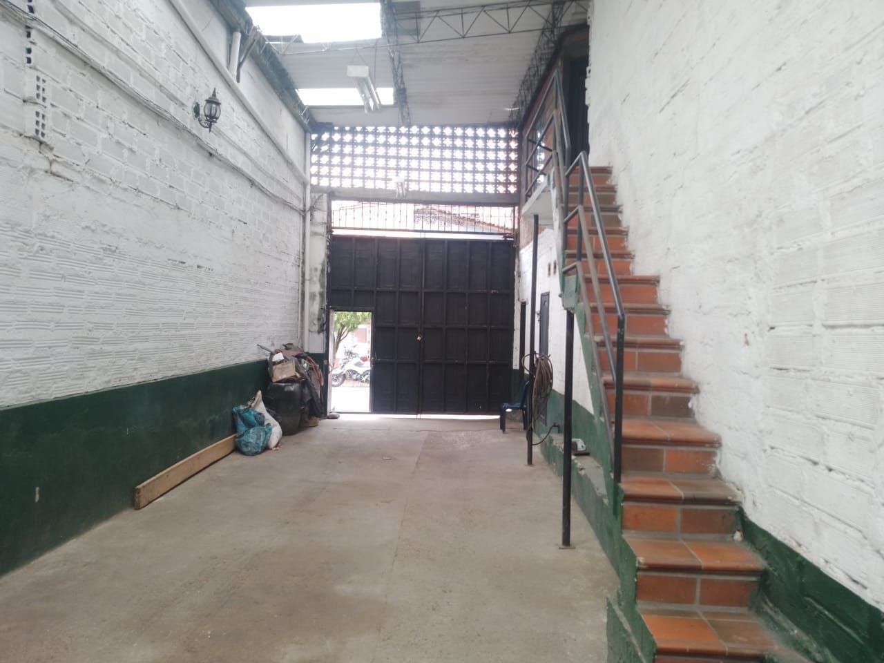 Bodega en arriendo o venta Antioquia Medellín San Bernardo 350 m2 Habitaciones 0 Baños 4 Garajes 0 Precio venta $1450000000 Precio arriendo $12000000