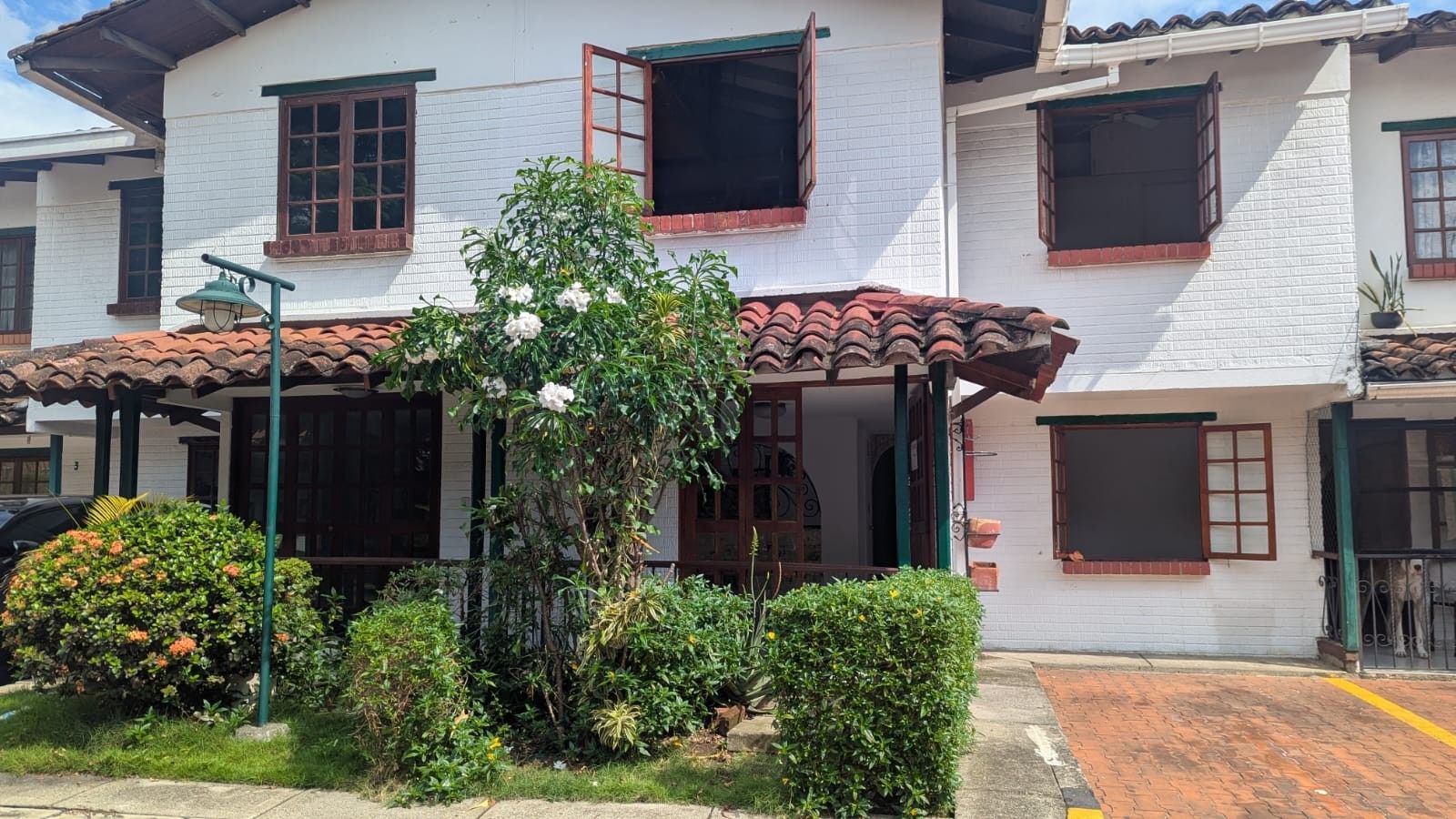 Casa en venta Valle Del Cauca Cali Alferez Real 130 m2 Habitaciones 4 Baños 3 Garajes 1 Precio $380000000