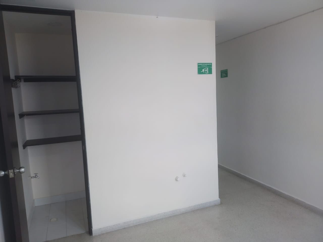Oficina en arriendo Antioquia Medellín Las Acacias 29 m2 Habitaciones 0 Baños 1 Garajes 1 Precio $2800000