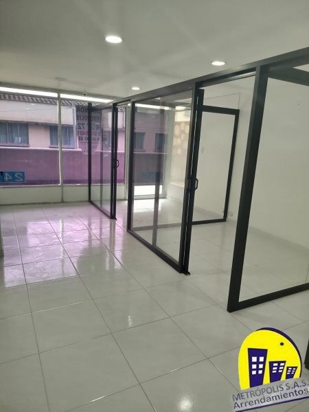 Oficina en arriendo o venta Antioquia Medellín Popular 40 m2 Habitaciones 0 Baños 1 Garajes 0 Precio venta $240000000 Precio arriendo $1500000