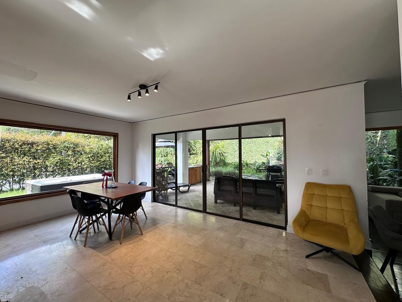 Casa en venta Antioquia Medellín El Tesoro 300 m2 Habitaciones 3 Baños 4 Garajes 2 Precio $2200000000