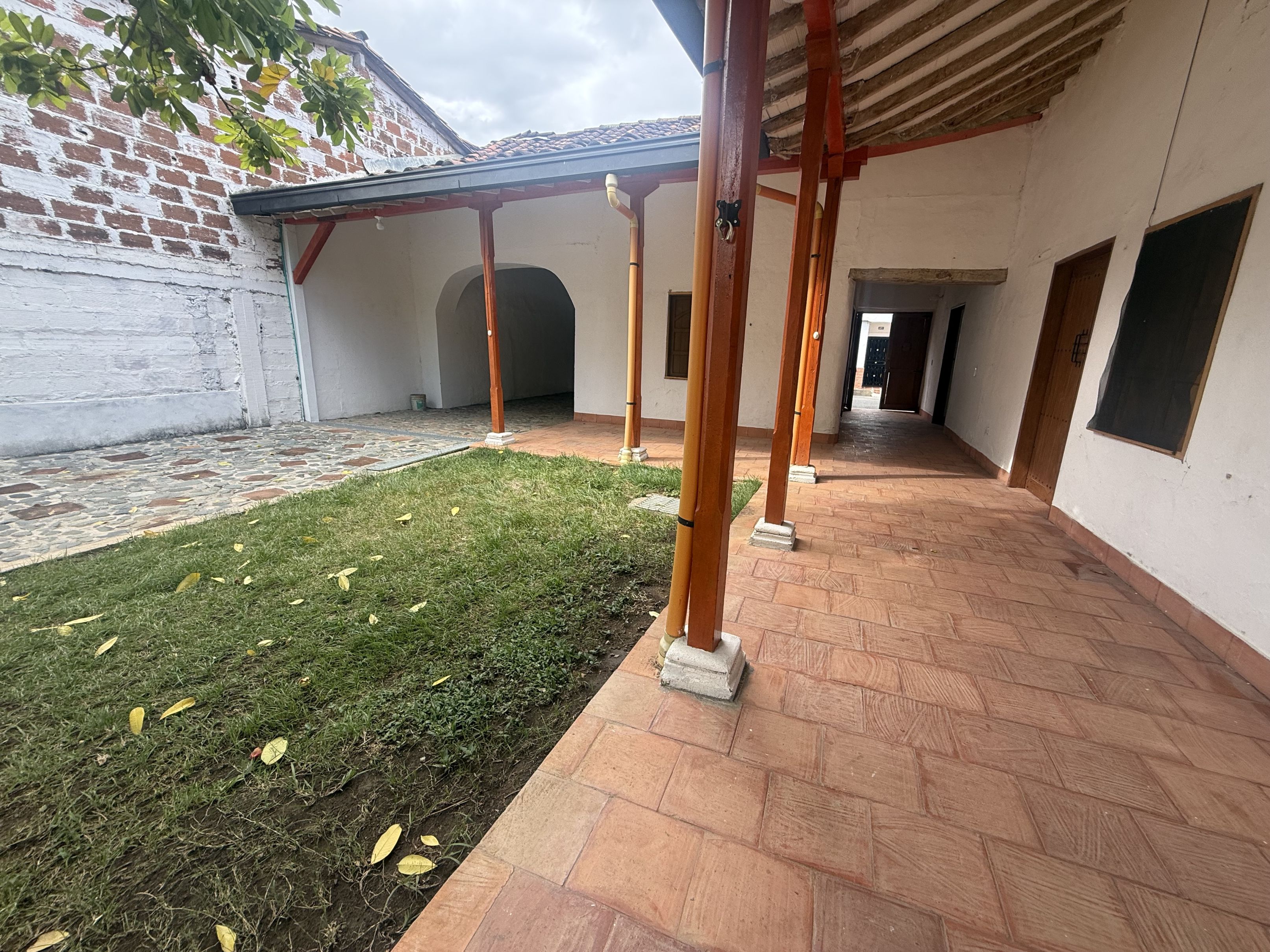 Casa en venta Antioquia Santafé De Antioquia Corregimiento Tonusco 218 m2 Habitaciones 4 Baños 4 Garajes 5 Precio $2200000000