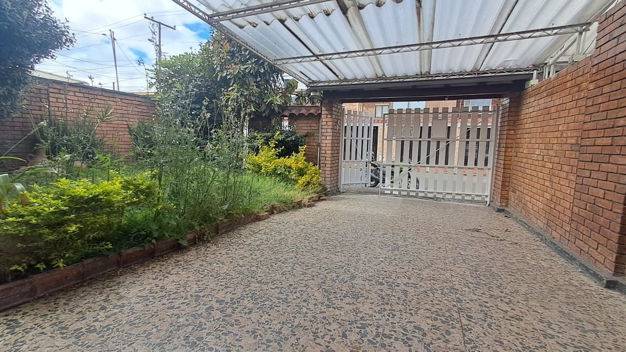 Casa en arriendo Cundinamarca Bogotá La Esmeralda 190 m2 Habitaciones 4 Baños 5 Garajes 1 Precio $0