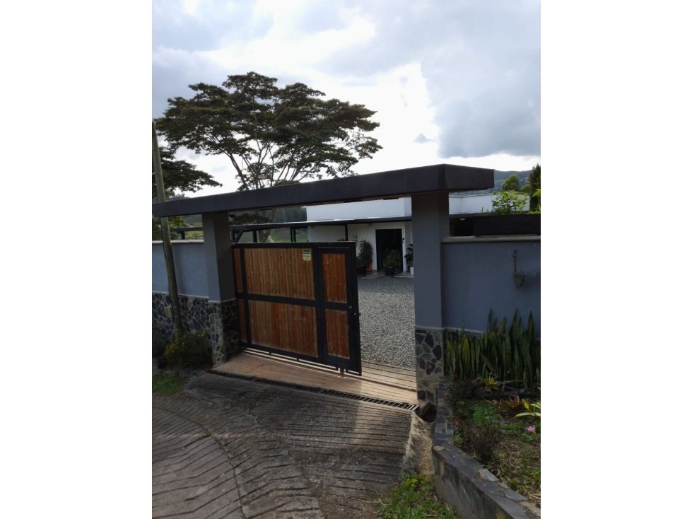 Finca en venta Antioquia Peñol Peñol 380 m2 Habitaciones 3 Baños 4 Garajes 9 Precio $1500000000
