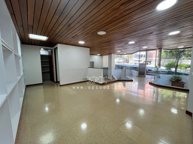 Local en venta Antioquia Medellín La Mota 102 m2 Habitaciones 0 Baños 3 Garajes 0 Precio $480000000