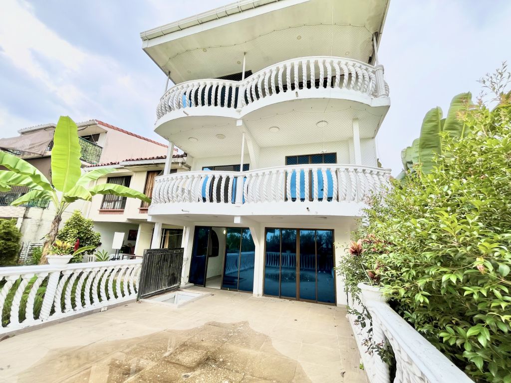 Casa en venta Valle Del Cauca Cali Urbanización Santa Helena 260 m2 Habitaciones 4 Baños 6 Garajes 2 Precio $650000000